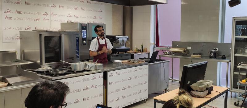 Un chef de la carrera de Gastronomía de la Universidad ofrece su clase en un taller, con todos sus utensilios. Foto: cortesía UDLA