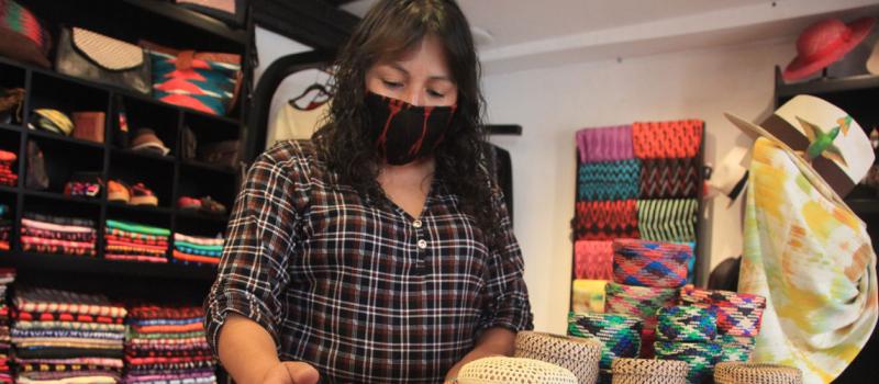 Guadalupe Fárez labora en la Galería de Maki FairTrade, que funciona en el Centro Histórico de Cuenca. Allí, se exhiben múltiples artesanías. Fotos: Xavier Caivinagua para LÍDERES