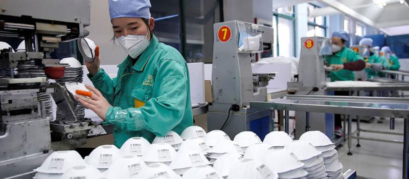 Un grupo de trabajadores labora en una fábrica de mascarillas en Shanghái. China produjo casi mil millones de máscaras al día, según datos de un informe del diario estatal People’s Daily. Foto: Reuters
