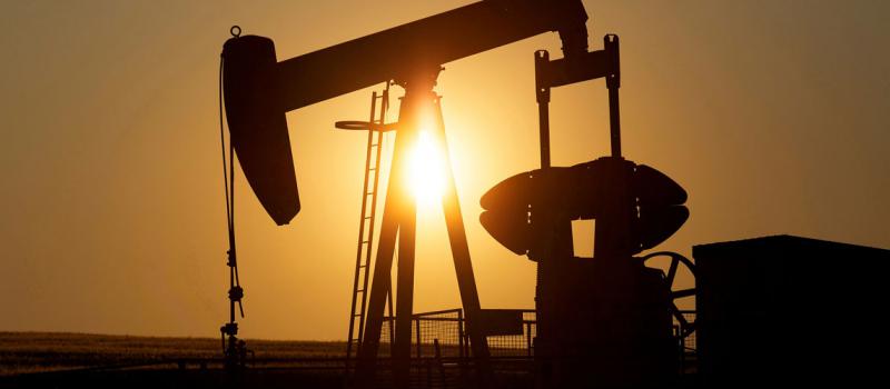 La producción de petróleo de EE.UU. llegaría a 860 000 barriles por día el 2020. En la imagen se  observa el sitio de bombeo de crudo en un yacimiento cerca de Calgary, Canadá, en 2014. Foto: Archivo Reuters