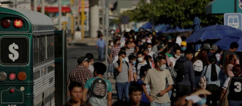 Personas que buscan trabajo se congregan para postularse en fábricas de ensamblaje en México, en medio de los efectos de covid-19. Foto: José Luis González / Reuters