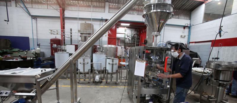 En la planta de Astimec, en el sur de Quito, trabajan en varios proyectos. Uno de ellos es una máquina destinada para una empresa de yogures. Fotos: Julio Estrella / LÍDERES