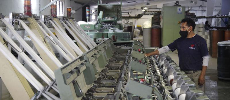 El quiteño Marcelino Huacho labora en una máquina de la empresa textil Textiservi, que elabora lana. Foto: Patricio Terán/LÍDERES