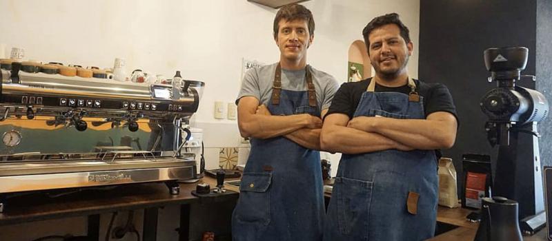 Los hermanos Fabricio y Ramiro Coronel Pilco también abrieron hace un año y medio la cafetería Kaweh Coffes Shop. Se localiza en la capital lojana. Foto: Cortesía Corpil Hacienda La Florida