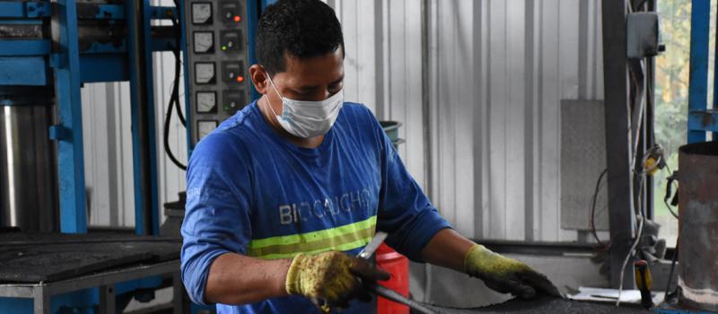 Empleados de la planta de producción de la firma, ubicada en la vía Durán-Tambo, se dedican al tratamiento del material de las llantas en desuso. Fotos: Cortesía Biocaucho