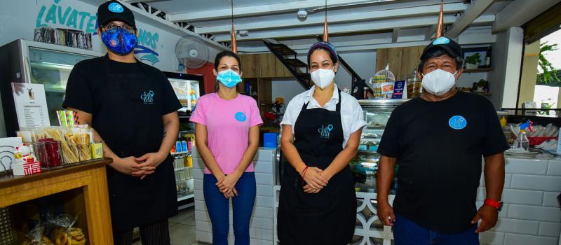 Gabriela Cepeda (segunda desde la derecha) y su equipo de trabajo, en las instalaciones de La Central, ubicada en el casco central de Guayaquil.  Fotos: Mario Faustos / LÍDERES