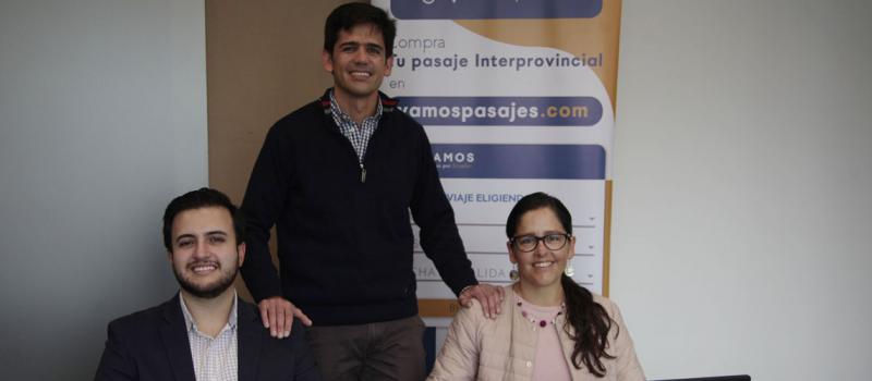 Esteban Vivar, director de mercadeo, junto a Santiago y Catalina Ontaneda, cofundadores de Vamos, en sus oficinas, ubicadas en el norte de Quito. Foto: Galo Paguay / LÍDERES