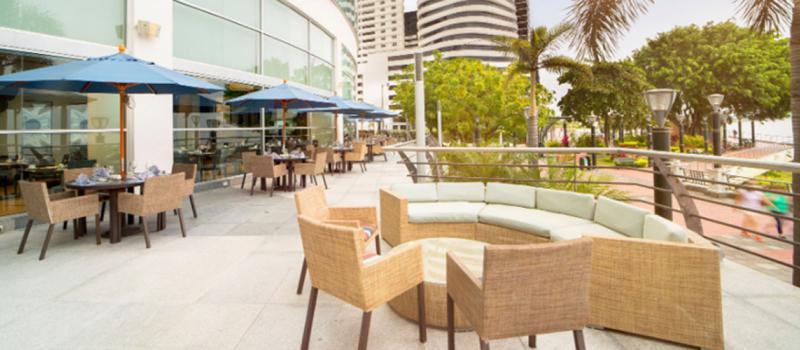 En los hoteles se cumplen estrictos protocolos de bioseguridad como distanciamiento entre mesas y sillas. Foto de la página de Facebook Wyndham Guayaquil