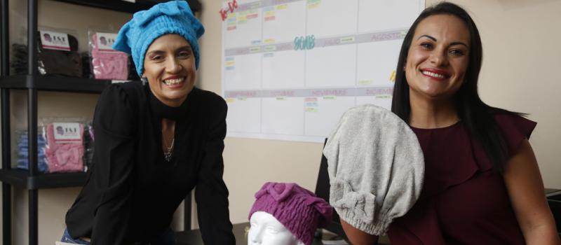 Andrea Luzuriaga y Paola Yépez, fundadoras de Towels & Towels, junto a los Towel Hats, su producto estrella.