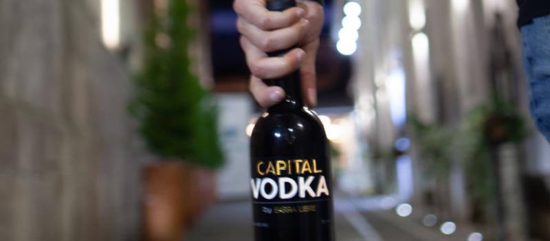 Capital Vodka 300 unidades fue la primera producción de esta marca, que se comercializa en la capital azuaya