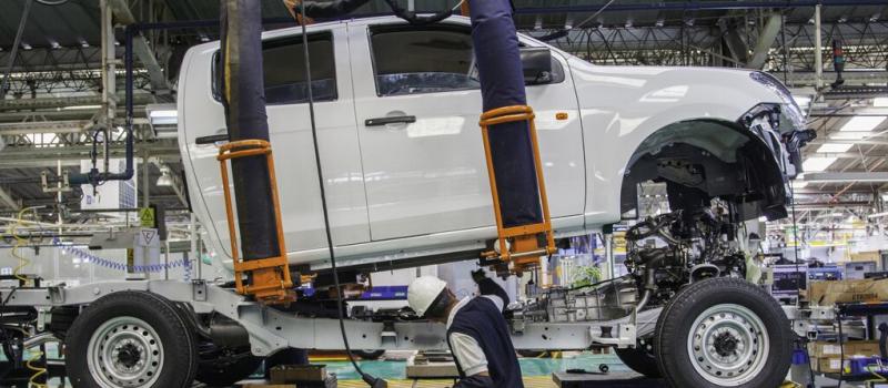 Ensamblaje de un Chevrolet D-Max en la planta de GM OBB del Ecuador, una de las tres compañías que se sumó al programa Camioneta Popular , que exonera de ICE a autos de trabajo. Foto: Cortesía Cina.