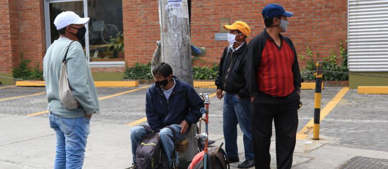 Trabajadores informales esperan en el sector de La Granados una oportunidad para ser contratados. Fuente: Archivo / LÍDERES.