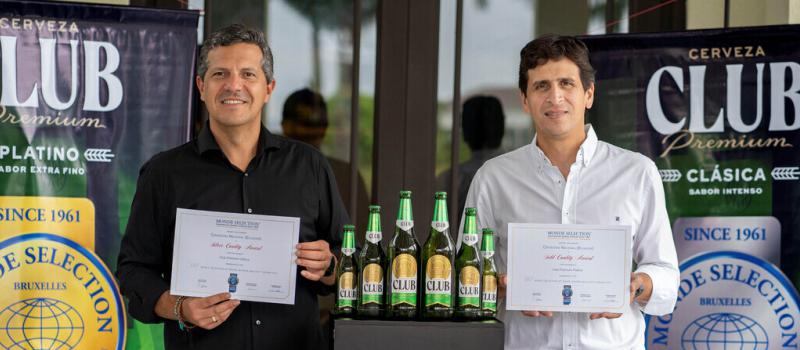 José Luis González, presidente de Cervecería Nacional y Alejandro Molina, vicepresidente de Marketing de Cervecería Nacional, reciben los dos galardones para Club Premium.