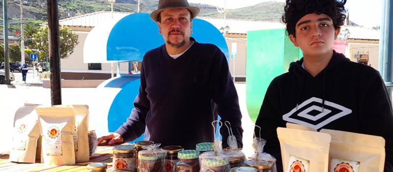 Gabriel Cabrera y su hijo Alejandro recorren el país para mostrar su producto en ferias artesanales y exposiciones de emprendimientos. Foto: Cortesía Valle de los Andes