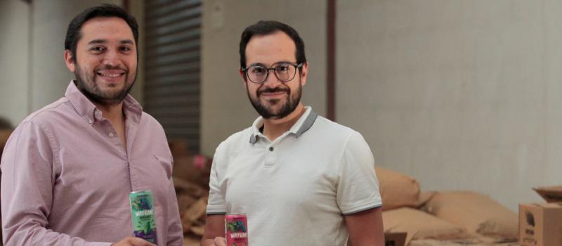 Demetrio Santander y Juan David Gómez dirigen la microempresa Waykana, que produce bebidas y té con la hoja de la guayusa. Foto: Patricio Terán / LÍDERES
