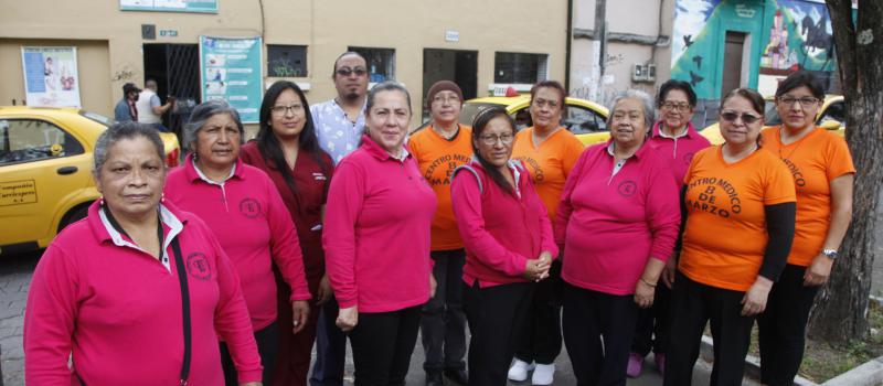 Las mujeres del Centro Femenino 8 de Marzo administran un centro médico que ofrece cinco servicios y funciona en la parroquia Chillogallo, ubicada en el sur de Quito. Foto: Galo Paguay / LÍDERES