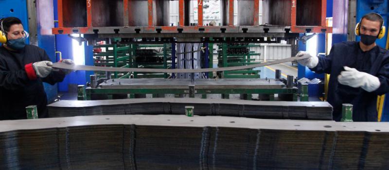 La empresa Alfametal, que lleva dos décadas en el mercado nacional, se dedica a la fabricación de equipos para el manejo de carga en bodegas. Foto: Patricio Terán / LÍDERES