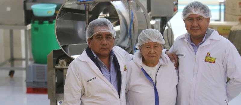 Alba Acaro fundó Manimanía Foods y sus dos hijos Víctor (izq.) y José se encargan de su administración y la producción de la fábrica. FOTO: Julio Estrella / LÍDERES