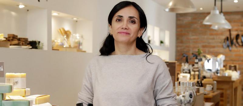 Cristina Almeida es la creadora de Akemi, un emprendimiento quiteño que produce cosméticos artesanales con componentes que son biodegradables. Foto: Diego Pallero / LÍDERES