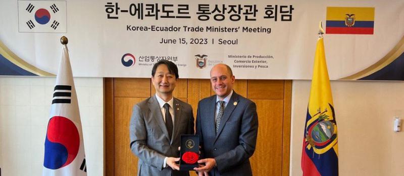 El ministro de Producción, Julio José Prado, se reunió en Seúl, Corea del Sur, con su homólogo Ahn Duk-geun del @MOTIEKOREAEng. Ambos hicieron un balance de la negociación y analizaron los siguientes pasos para avanzar con la firma del acuerdo. Foto: Cort