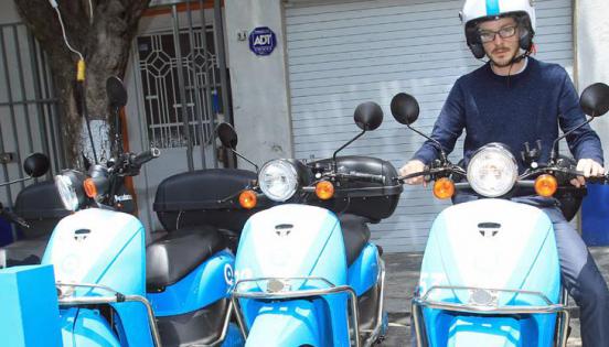 Un hombre usa una moto eléctrica de la empresa Econduce hoy, miércoles 8 de abril de 2015, durante una demostración en las calles de Ciudad de México (México). Econduce es el primer servicio compartido de motos eléctricas de la capital mexicana que llegó