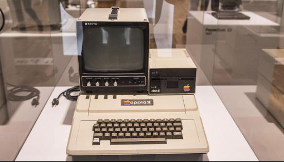 Vista del ordenador Apple II en el Museo Apple de Praga. Foto: EFE