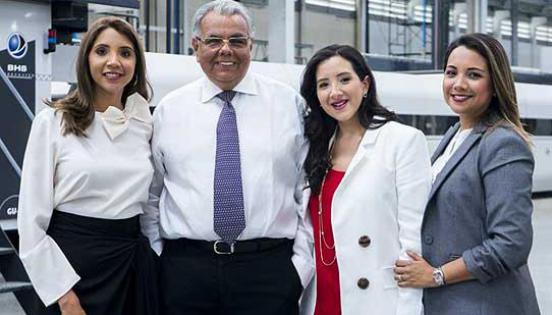 José Jaramillo con sus tres hijas en la empresa. Foto: archivo particular