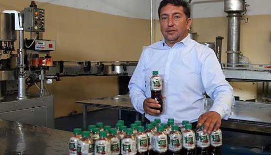 El ingeniero químico Javier Navarro se encarga de controlar los procesos de producción del té de Jamaica que se vende en el mercado.