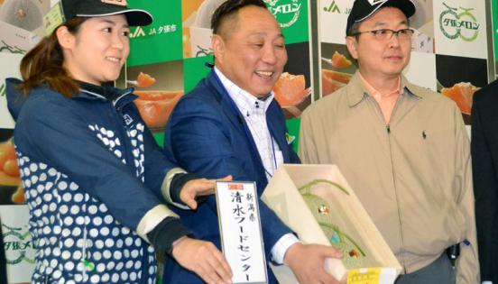 Kazuo Watarai, propietario de una empresa mayorista de fruta, se llevó los melones a casa.  Foto: EFE