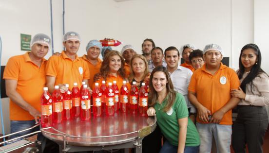 Este año, la empresa lanzó al mercado tres variedades de desinfectantes líquidos, con una fórmula con base en esencias naturales. La fórmula está patentada. Foto: Gabriel Proaño para LÍDERES.