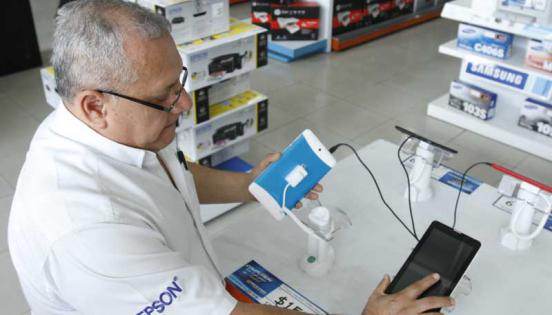 Itamar Rodríguez, subgerente comercial de Computron, muestra las tablets Xtratech que fabrica esta compañía, con 23 puntos de venta en el país. Foto: Archivo/ LÍDERES
