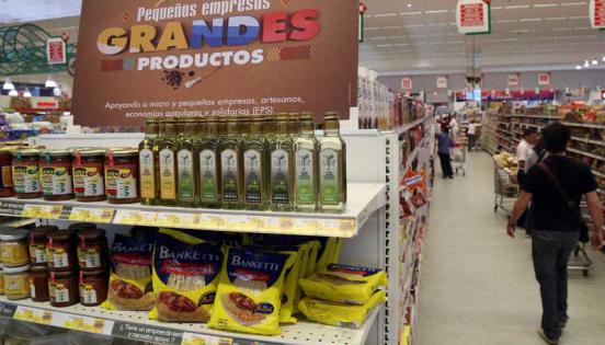 En las perchas de Corporación Favorita existen espacios en donde se promocionan los productos ecuatorianos, principalmente elaborados por las pymes.  Foto: Diego Pallero / LÍDERES