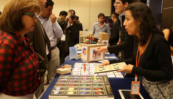 Mónica Salazar presentó su juego de memoria 'Búscalo-búscalo'. Foto: Alfredo Lagla / LÍDERES