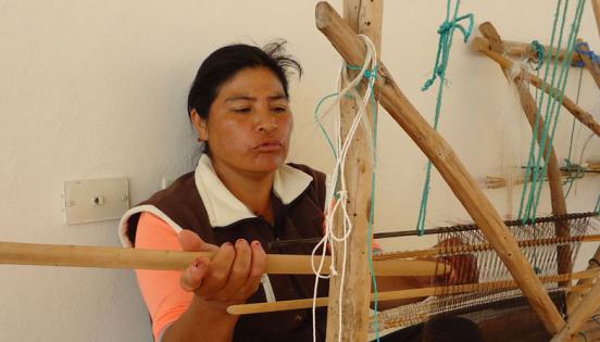 Leonor Sofía Cuje es una de las artesanas que trabajan con el cedazo en Guangopolo. Ella aprendió esta técnica de tejido de su madre. Foto: Foto: Pedro Maldonado / LÍDERES