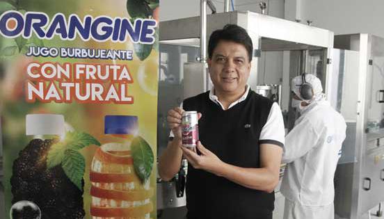 Empresa embotelladora de la marca Orangine en lata . En la foto Carlos Sarche , gerente. Foto: Patricio Terán / LÍDERES