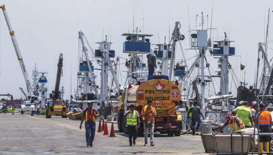 La mayoría de la flota pesquera está en Manta, donde los barcos industriales atracan en el muelle del Terminal Portuario . Los costos de mantenimiento  de las naves son cruciales. Foto: Enrique Pesantes / LÍDERES