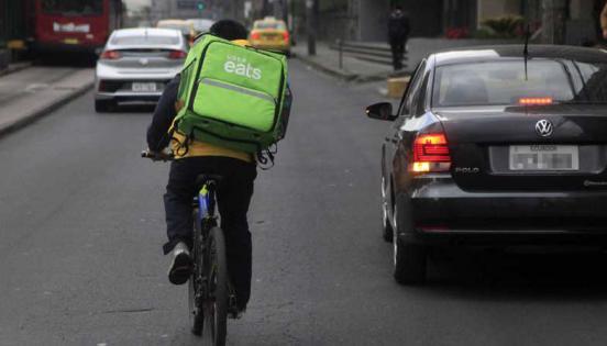 Un repartidor de Uber Eats recorre la avenida 6 de Diciembre, en el norte de Quito. Fotos: LÍDERES