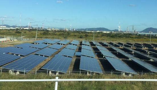 Los paneles solares son instalados en espacios abiertos, en Kitakyushu.