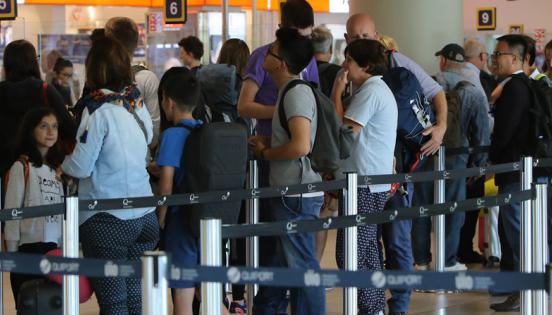 Pasajeros a la espera de registrarse en Migración a su llegada al aeropuerto Internacional Mariscal Sucre, al oriente de Quito.