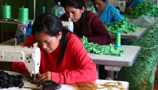 Las personas que trabajan en el taller  cosen las piezas de los peluches por separado. Para esta labor se cuentan con 30 máquinas cosedoras.