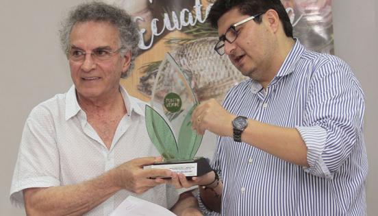 Santiago Salem junto a Marcelo Mata, ministro de Ambiente,  durante la entrega de la certificación de Punto Verde.