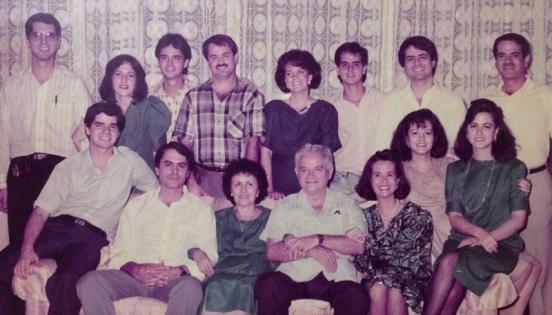 Mariella Baquerizo junto a su familia. En otra imagen, junto a sus padres y hermanos.
