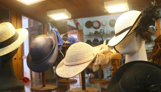 Los sombreros se elaboran artesanalmente y se inspiran en distintas épocas históricas de la ciudad. Foto: Diego Pallero / EL COMERCIO