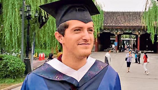 Luis Borja se graduó en 2017 de una Maestría en Derecho Comercial y Civil Chino, en la Universidad de Pekín.