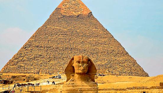 A la izquierda y al fondo, la pirámide Jafra, que fue llamada La Gran Pirámide, por estar en  una meseta.