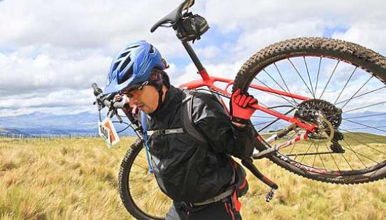 Marcelo Peñaherrera practicando bicicleta de montaña. Foto: archivo particular