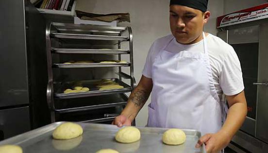 Xavier Aguilar produce pan para su panadería Sweet Isabella. Al día puede vender hasta 500 unidades. Foto: Vicente Costales / LÍDERES