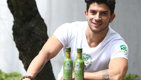 Sebastián Gaibor, gerente de marketing de la empresa, presenta las botellas con el aceite de sacha inchi, saludable para el corazón.
