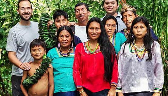 Juan David Gómez y Demetrio Santander fundaron Waykana. En la imagen aparecen junto a un grupo de agricultores que producen guayusa en la Amazonía. Foto: cortesía