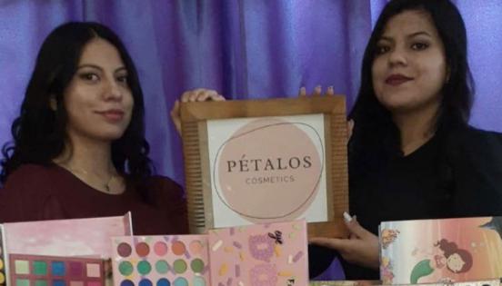 Las hermanas Sofía y María Augusta Gordillo promocionan su negocio Pétalos Cosmetics, mediante Internet. Foto: Cortesía Pétalos Cosmetics